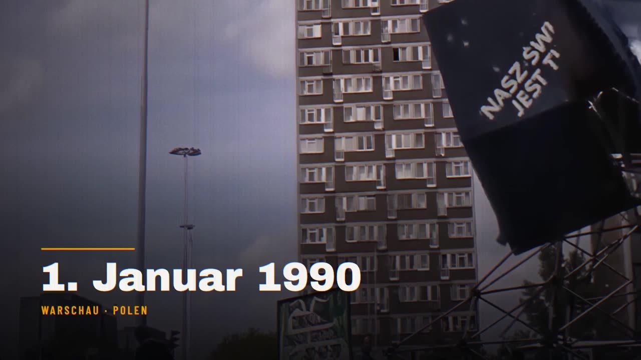 Hochhaus in Warschau mit der Einblendung 1. Januar 1990, Warschau, Polen
